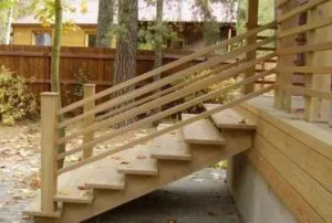Деревянная лестница для входа