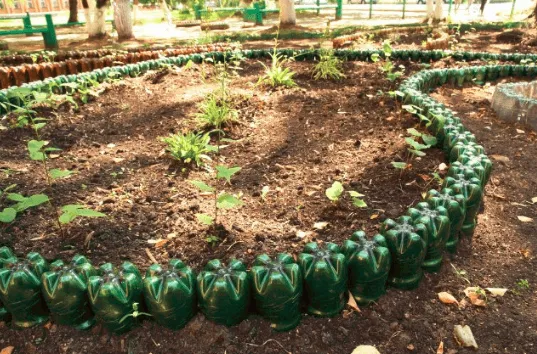 Поделки из пластиковых бутылок для сада и огорода фото 2