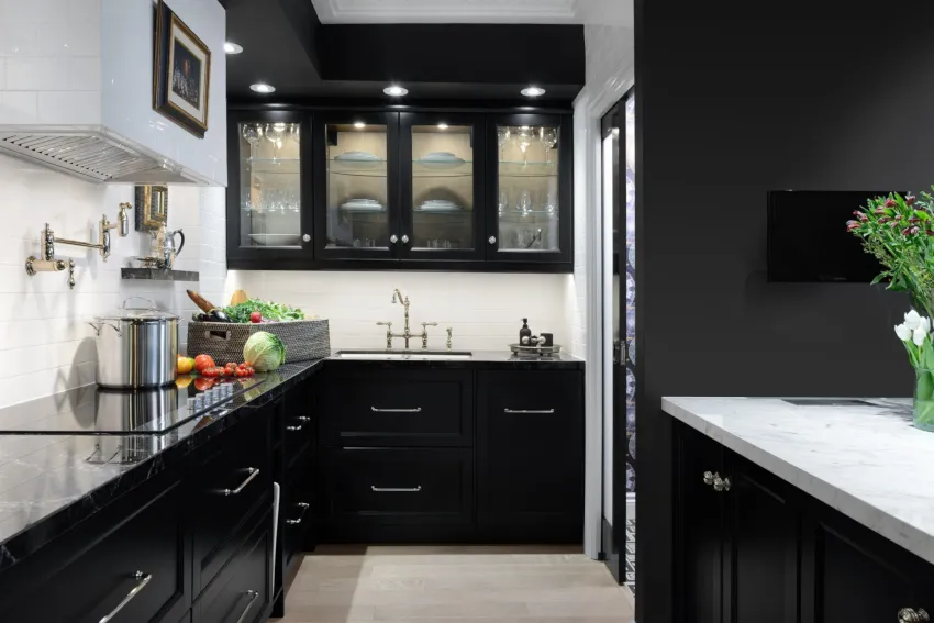 Черный цвет способствует визуальному уменьшению кухонного пространства