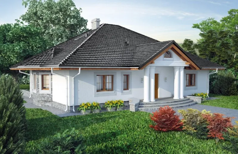 Одноэтажный белый дом с четырехскатной крышей