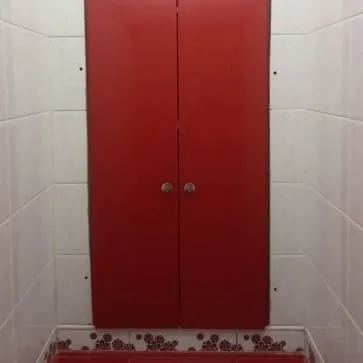 Дверцы в туалет в цвет плитки