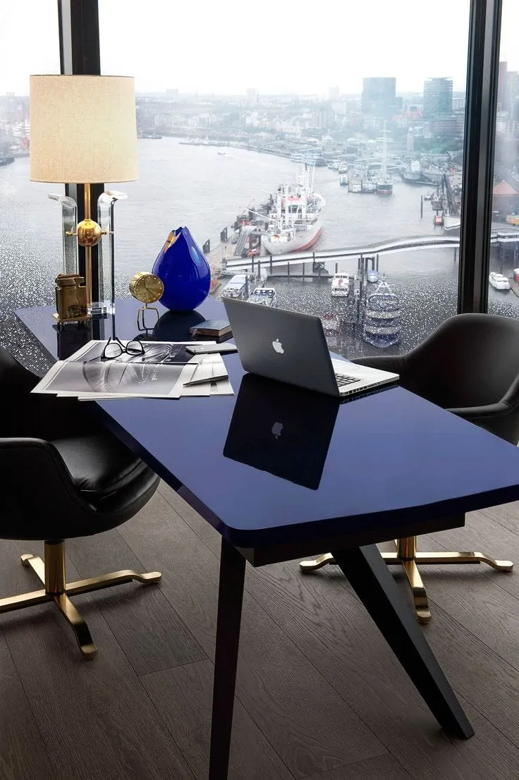 Глянцевая поверхность стола придает шик всему помещению и создает иллюзию увеличения рабочего стола 