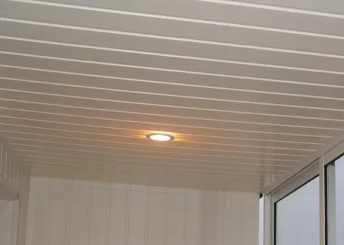 Подвесной белый потолок из пластиковых панелей