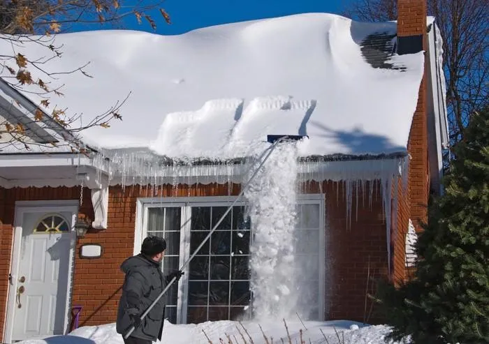 Чистка снега с крыши
