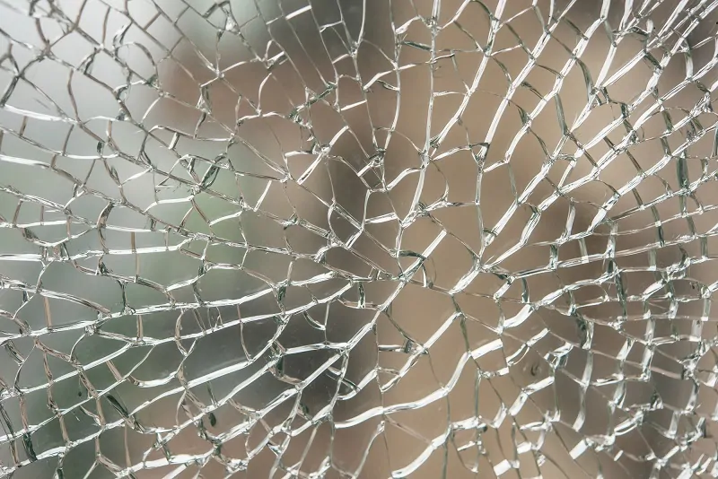 Фото: Разбитое закаленное стекло в фасаде не представляет опасности. © depositphotos 