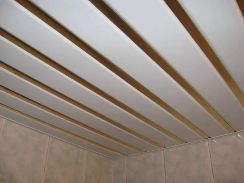 Алюминиевый реечный потолок создаёт яркий интерьер