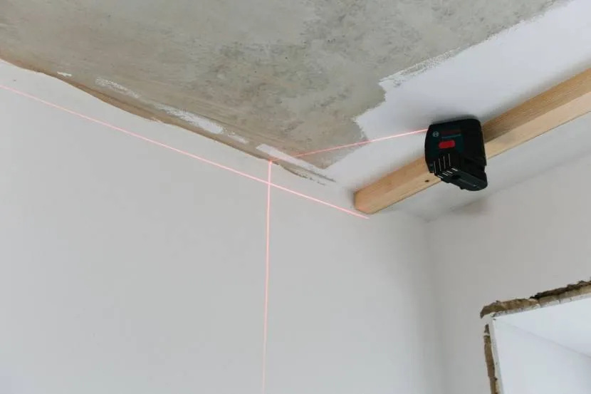 Разметка потолка с использованием лазерного нивелира
