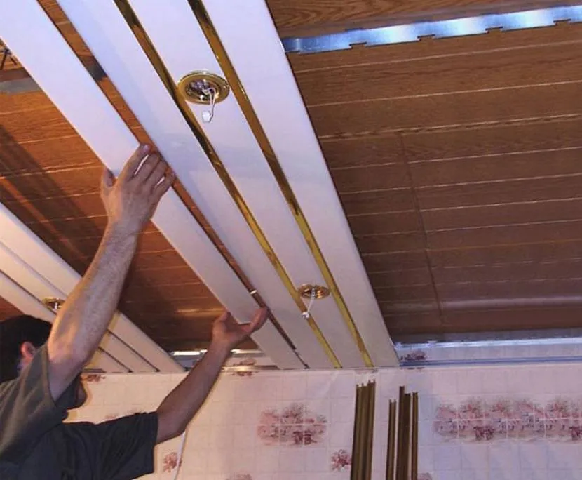 Монтаж панелей реечного потолка