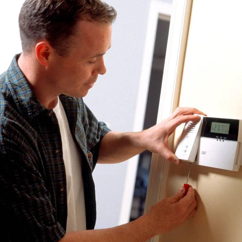 Обслуживание видеодомофонов. Обслуживание видеодомофонов. Видеодомофон для квартиры. Цифровая домофонная трубка. Обслуживание домофонов.