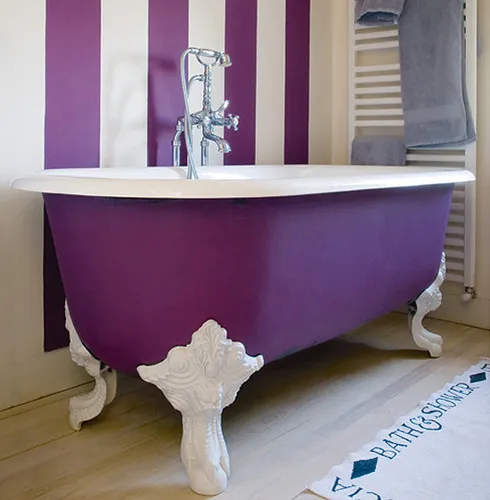 Пурпурно-белая ванная комната