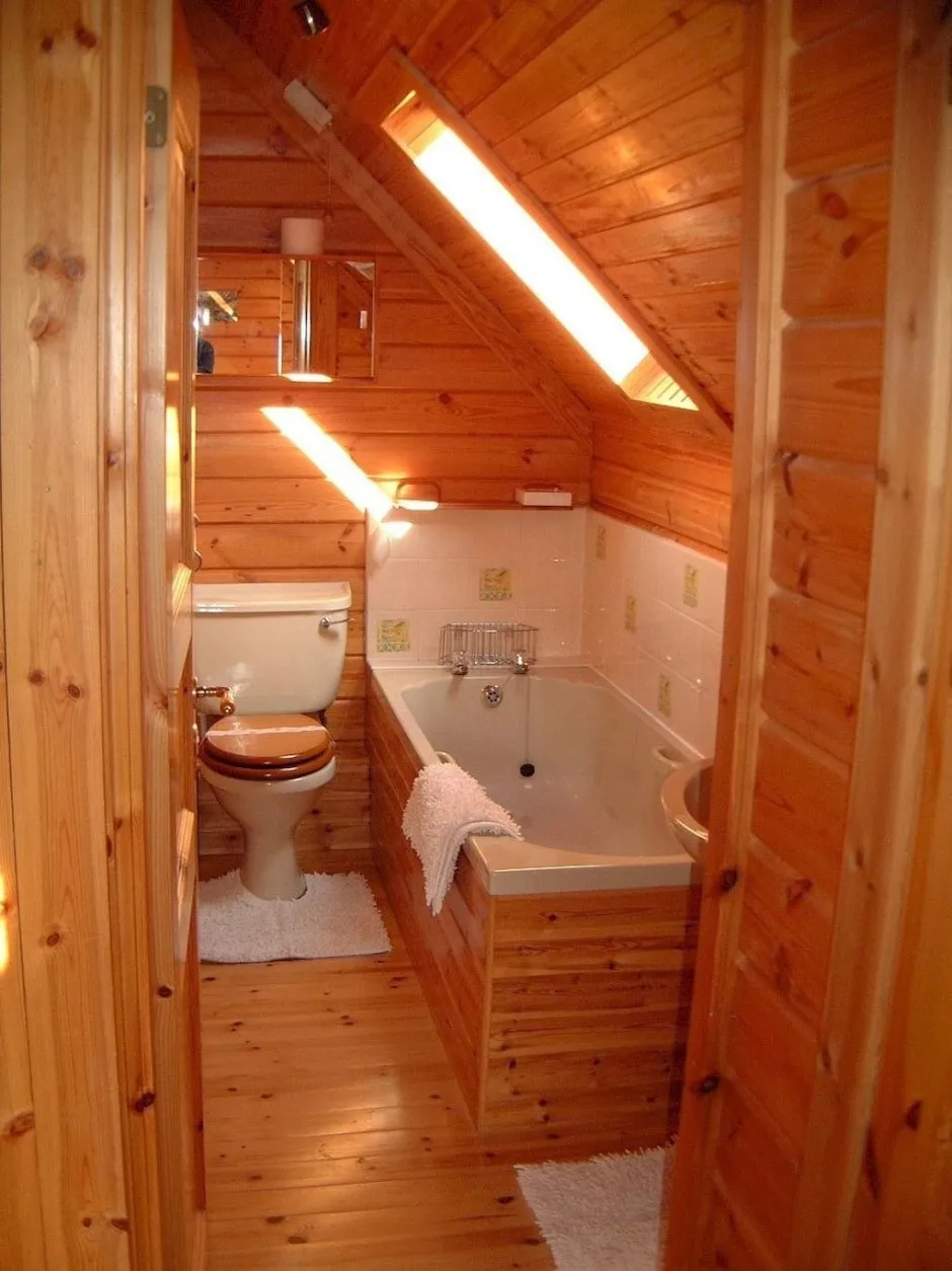 Ванная на даче в деревянном доме