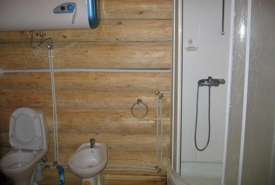 Гигиенический душ в бревенчатом доме