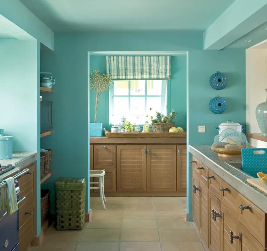 Стены и потолок на кухне окрашены в нежно-бирюзовый цвет