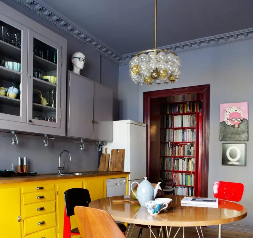 Подвесные шкафчики, потолок и стены на кухне выполнены в одной цветовой гамме