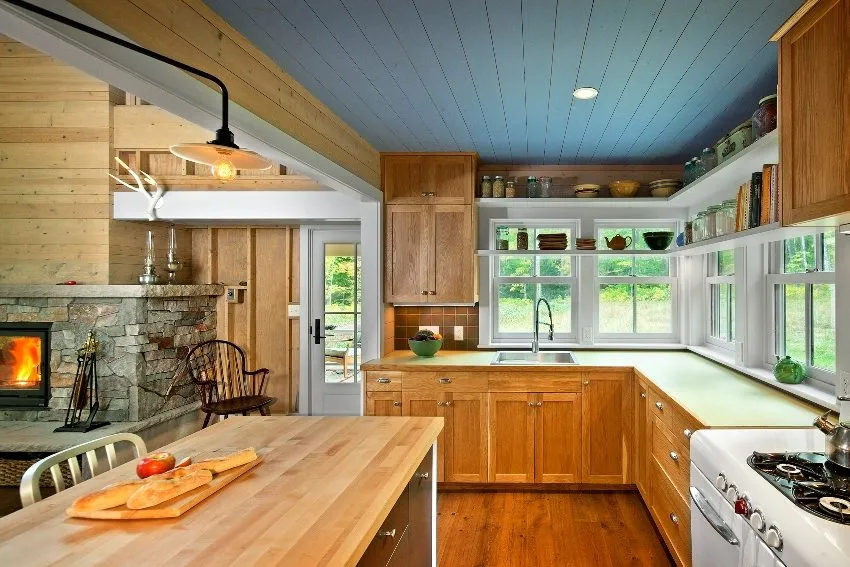 Потолок из дерева на кухне окрашен синей влагостойкой краской