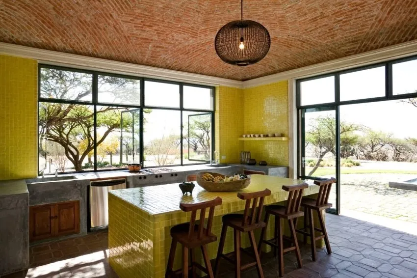 Купольный потолок кухни облицован мелкой керамической плиткой