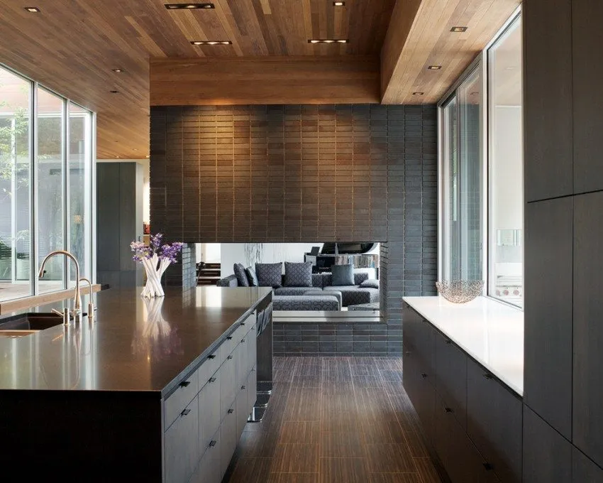 Двухуровневый реечный потолок из дерева на кухне