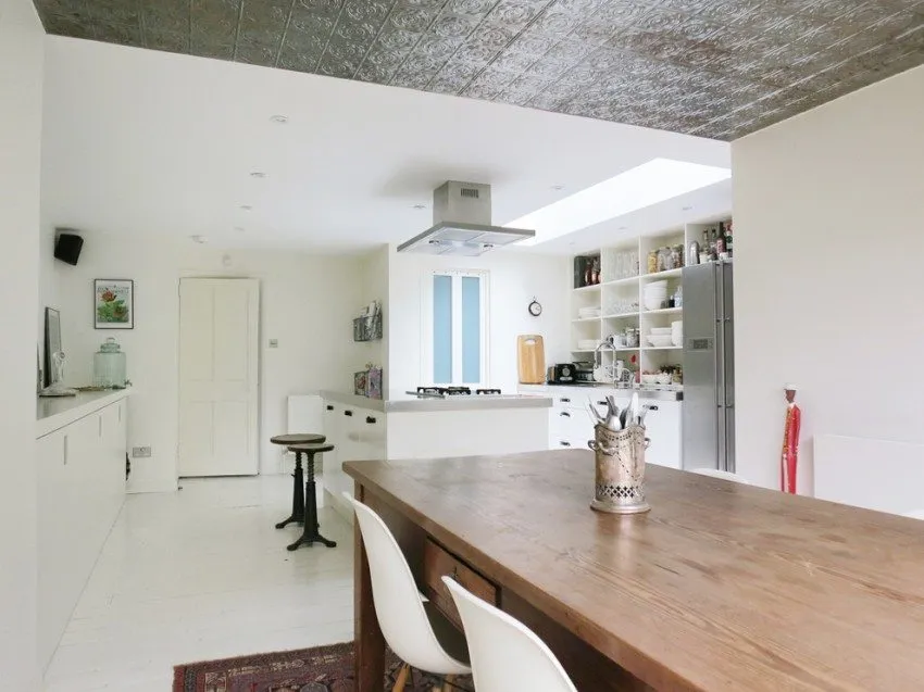 Потолок на кухне оклеен пенополистирольными плитками с ламинированной поверхностью