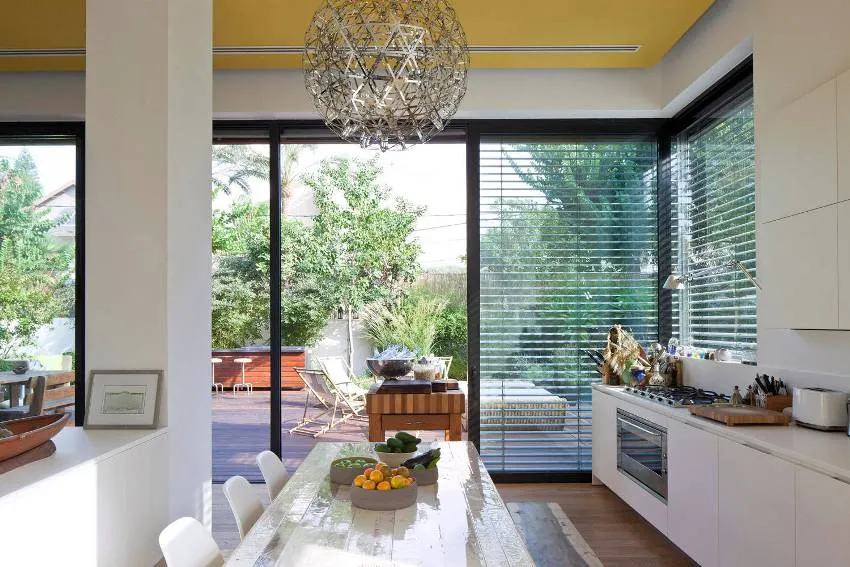 Желтый потолок создает яркий декоративный акцент в интерьере