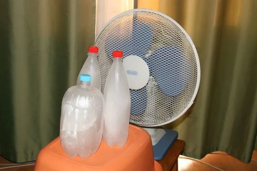 Кондиционер из вентилятора и бутылок с холодной водой