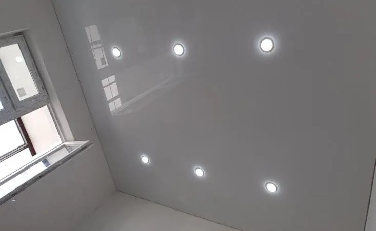 Как правильно расположить светильники на натяжном потолке