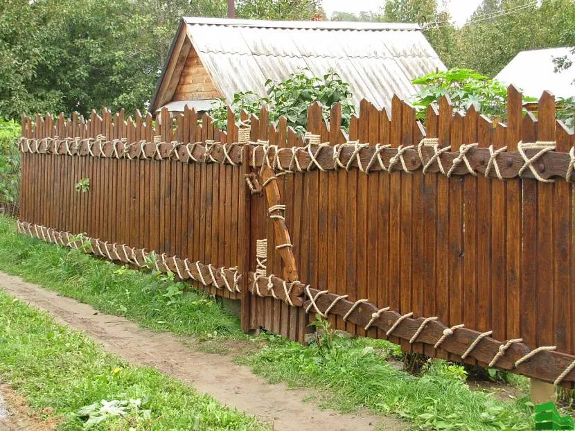 Забор в деревенском стиле