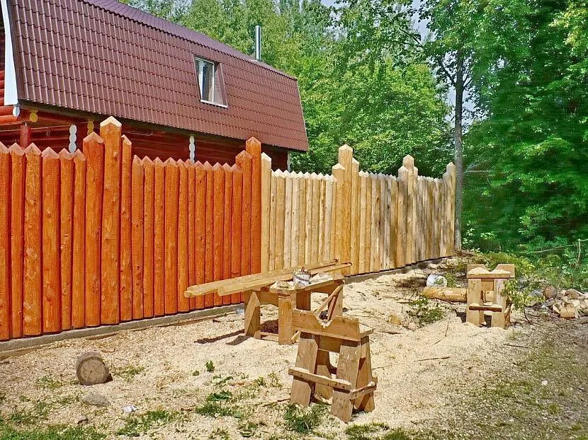 Забор из бруса в русском стиле